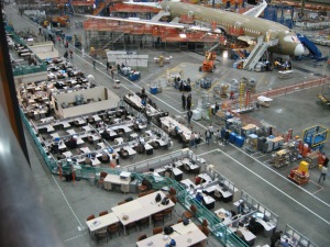 Les ingénieurs de Boeing ont installé leurs bureaux au pied du Dreamliner pour répondre plus vite aux difficultés rencontrées par les mécaniciens